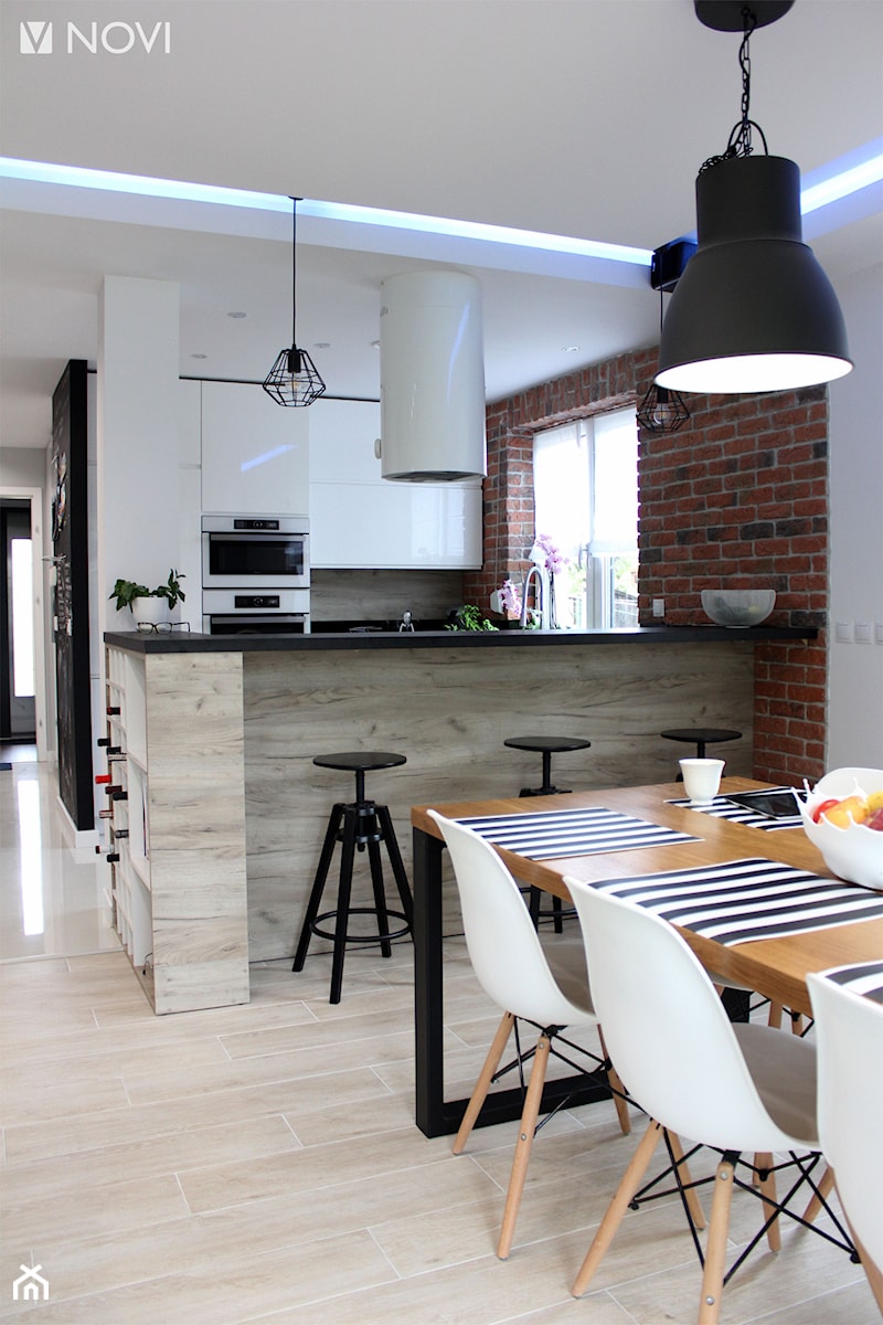 Dom jednorodzinny - Mała z salonem biała brązowa z zabudowaną lodówką kuchnia w kształcie litery u z wyspą lub półwyspem z oknem, styl industrialny - zdjęcie od NOVI projektowanie