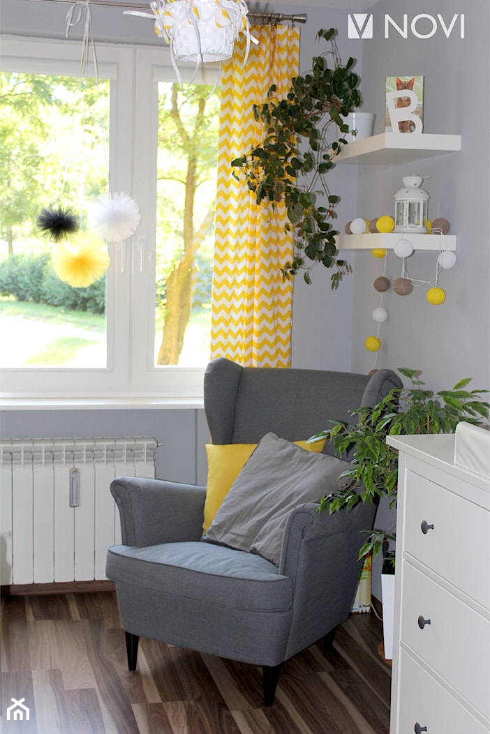 Pokój dziecięcy w kolorystyce biało szarej z dodatkiem żółtego - zdjęcie od NOVI projektowanie - Homebook