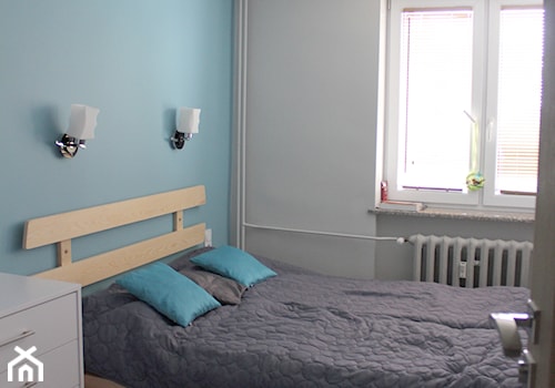 Mieszkanie w bloku 70m2 - Mała biała niebieska sypialnia, styl nowoczesny - zdjęcie od NOVI projektowanie