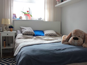 Przytulne mieszkanie w bloku - Mała biała sypialnia, styl tradycyjny - zdjęcie od NOVI projektowanie