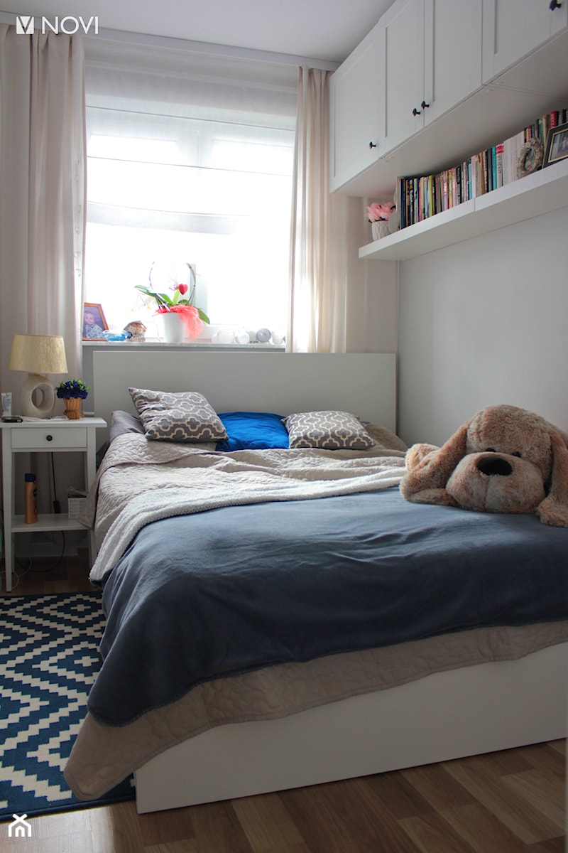 Przytulne mieszkanie w bloku - Mała biała sypialnia, styl tradycyjny - zdjęcie od NOVI projektowanie