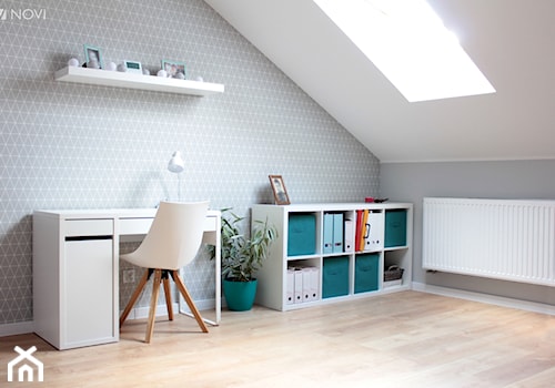 Adaptacja poddasza w Wąchocku - Średnie w osobnym pomieszczeniu białe szare biuro, styl skandynawski - zdjęcie od NOVI projektowanie