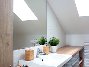 Adaptacja poddasza w Wąchocku - Mała na poddaszu z lustrem łazienka z oknem, styl skandynawski - zdjęcie od NOVI projektowanie