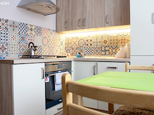 Kawalerka dla dwóch seniorek - Mała otwarta z salonem biała z zabudowaną lodówką z nablatowym zlewozmywakiem kuchnia w kształcie litery l, styl skandynawski - zdjęcie od NOVI projektowanie