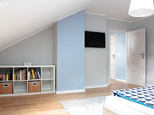 Adaptacja poddasza w Wąchocku - Średnia szara sypialnia na poddaszu, styl skandynawski - zdjęcie od NOVI projektowanie