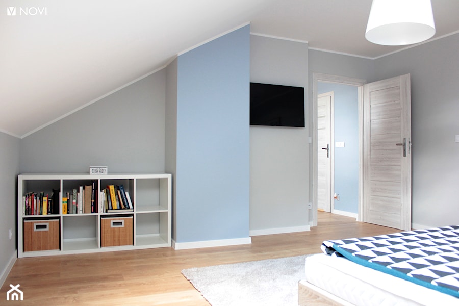 Adaptacja poddasza w Wąchocku - Średnia szara sypialnia na poddaszu, styl skandynawski - zdjęcie od NOVI projektowanie