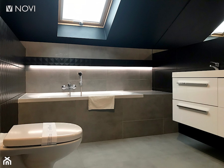 Czarno-szara łazienka na poddaszu - zdjęcie od NOVI projektowanie