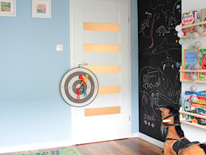 Dom jednorodzinny - Bławatkowa - Średni biały czarny niebieski pokój dziecka dla dziecka dla chłopca dla dziewczynki, styl skandynawski - zdjęcie od NOVI projektowanie