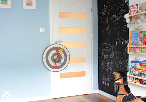 Dom jednorodzinny - Bławatkowa - Średni biały czarny niebieski pokój dziecka dla dziecka dla chłopca ... - zdjęcie od NOVI projektowanie