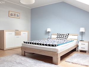 Adaptacja poddasza w Wąchocku - Średnia niebieska szara sypialnia na poddaszu, styl skandynawski - zdjęcie od NOVI projektowanie