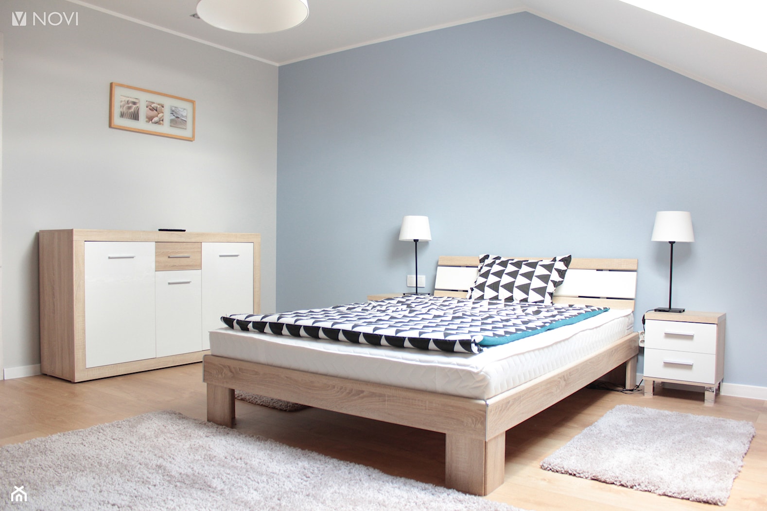 Adaptacja poddasza w Wąchocku - Średnia niebieska szara sypialnia na poddaszu, styl skandynawski - zdjęcie od NOVI projektowanie - Homebook