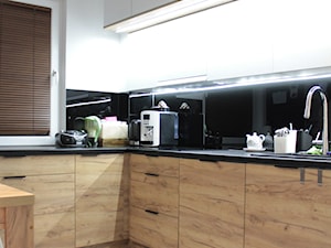 Biało czarno drewniana kuchnia - zdjęcie od NOVI projektowanie
