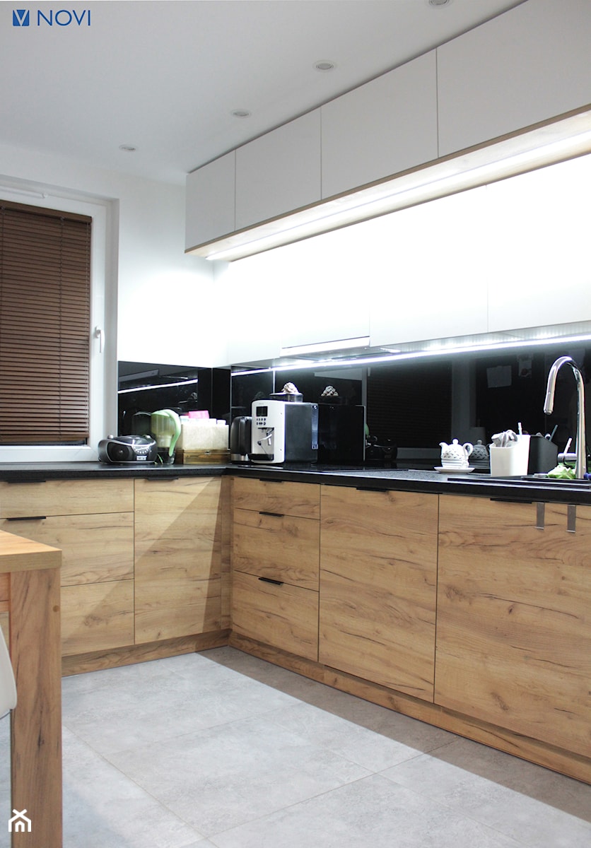 Biało czarno drewniana kuchnia - zdjęcie od NOVI projektowanie