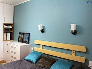 Mieszkanie w bloku 70m2 - Mała niebieska sypialnia, styl nowoczesny - zdjęcie od NOVI projektowanie
