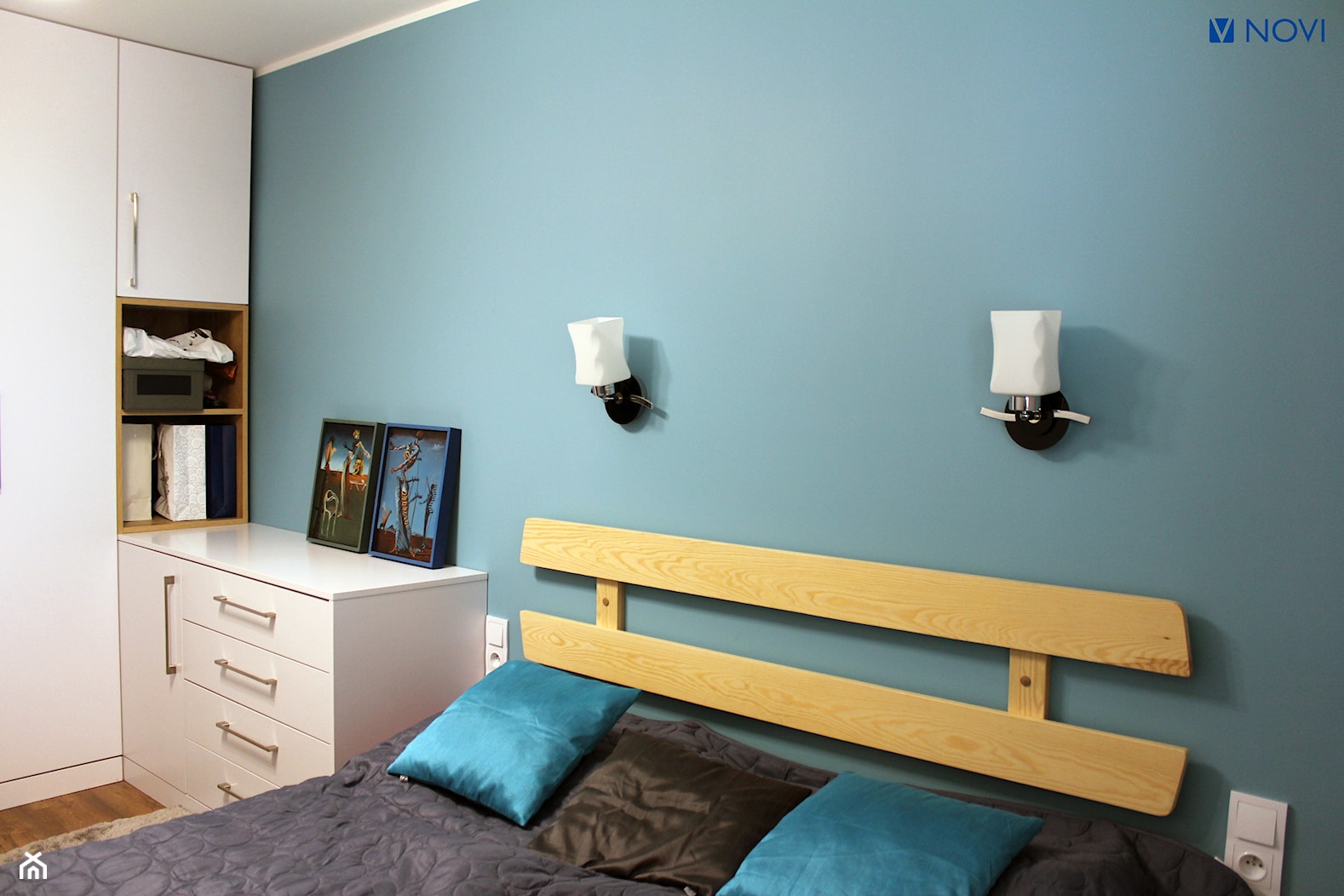 Mieszkanie w bloku 70m2 - Mała niebieska sypialnia, styl nowoczesny - zdjęcie od NOVI projektowanie - Homebook
