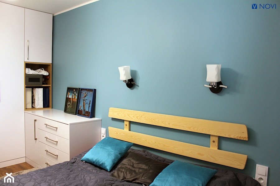 Mieszkanie w bloku 70m2 - Mała niebieska sypialnia, styl nowoczesny - zdjęcie od NOVI projektowanie