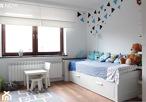Dom jednorodzinny - Bławatkowa - Średni biały pokój dziecka dla dziecka dla chłopca dla dziewczynki, styl skandynawski - zdjęcie od NOVI projektowanie