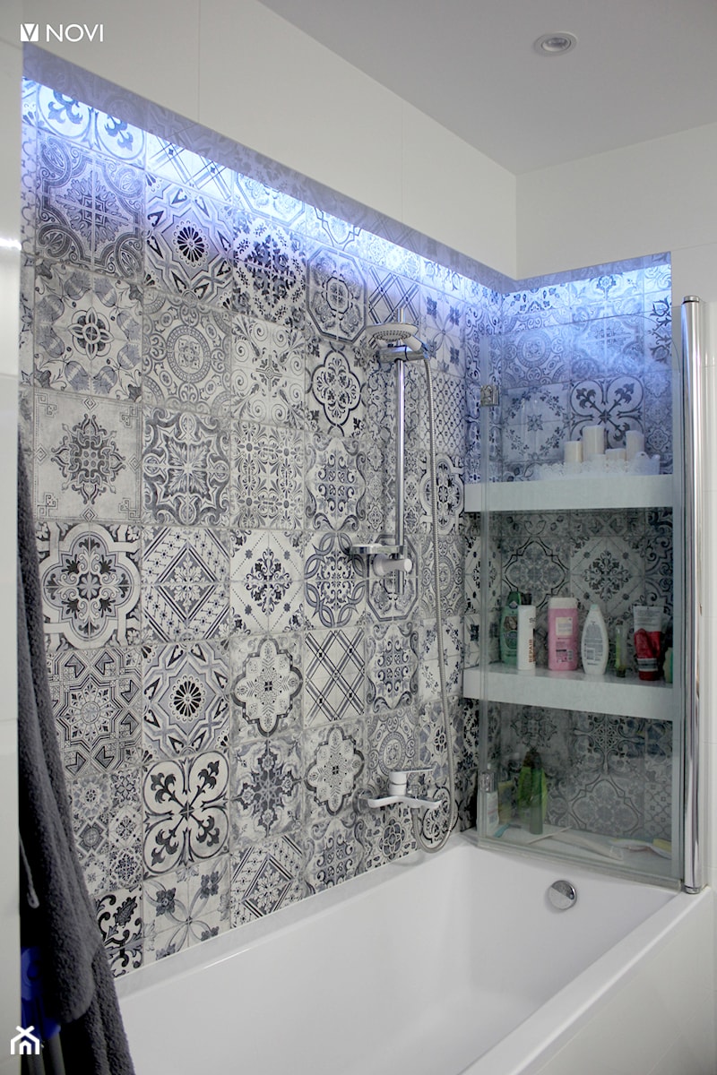 Biała łazienka z patchworkami - zdjęcie od NOVI projektowanie