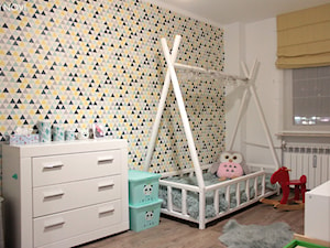 Mieszkanie o powierzchni 62mk - Mały biały szary żółty pokój dziecka dla dziecka dla dziewczynki, styl skandynawski - zdjęcie od NOVI projektowanie