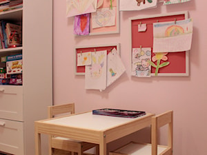 Różowy pokój Mai - zdjęcie od NOVI projektowanie