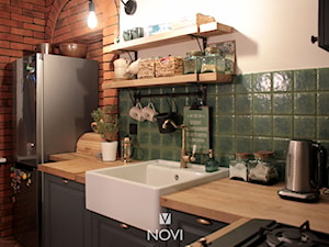 Kuchnia z zielonymi płytkami i cegłą - zdjęcie od NOVI projektowanie