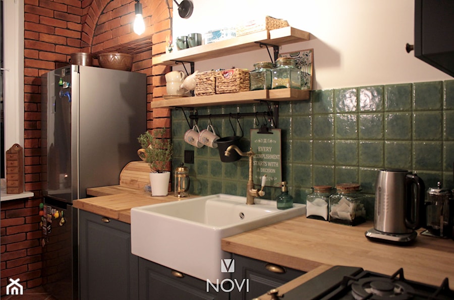 Kuchnia z zielonymi płytkami i cegłą - zdjęcie od NOVI projektowanie
