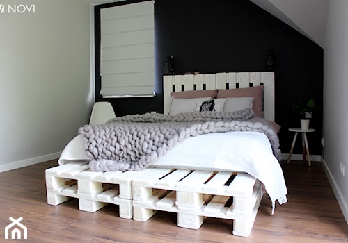 Dom jednorodzinny - Mała biała czarna sypialnia na poddaszu, styl skandynawski - zdjęcie od NOVI projektowanie