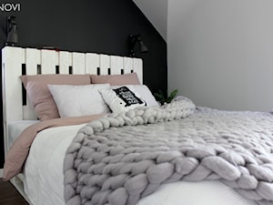 Dom jednorodzinny - Średnia biała czarna sypialnia na poddaszu, styl skandynawski - zdjęcie od NOVI projektowanie