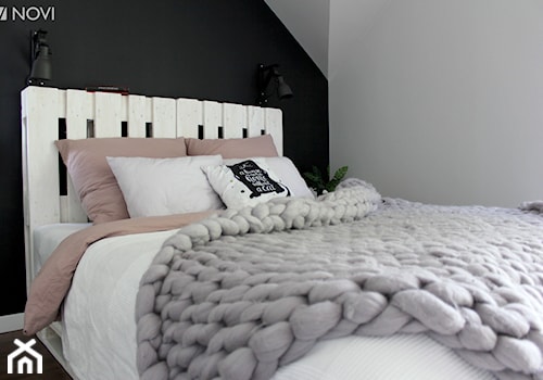 Dom jednorodzinny - Średnia biała czarna sypialnia na poddaszu, styl skandynawski - zdjęcie od NOVI projektowanie
