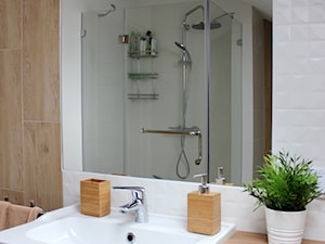 Adaptacja poddasza w Wąchocku - Średnia na poddaszu z lustrem łazienka z oknem, styl skandynawski - zdjęcie od NOVI projektowanie