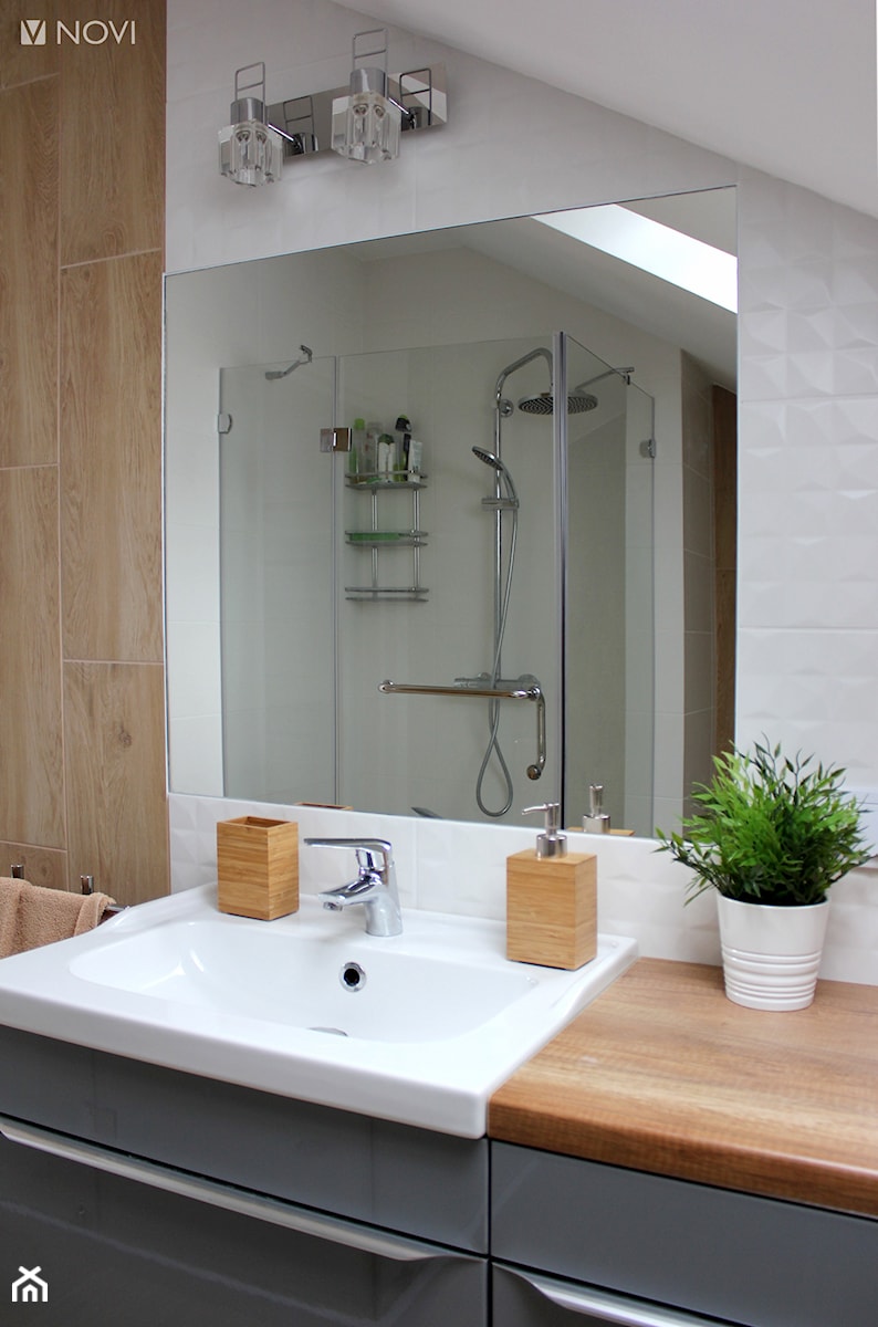 Adaptacja poddasza w Wąchocku - Średnia na poddaszu z lustrem łazienka z oknem, styl skandynawski - zdjęcie od NOVI projektowanie