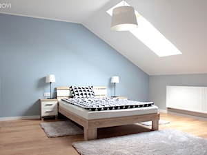 Adaptacja poddasza w Wąchocku - Średnia biała niebieska sypialnia na poddaszu, styl skandynawski - zdjęcie od NOVI projektowanie