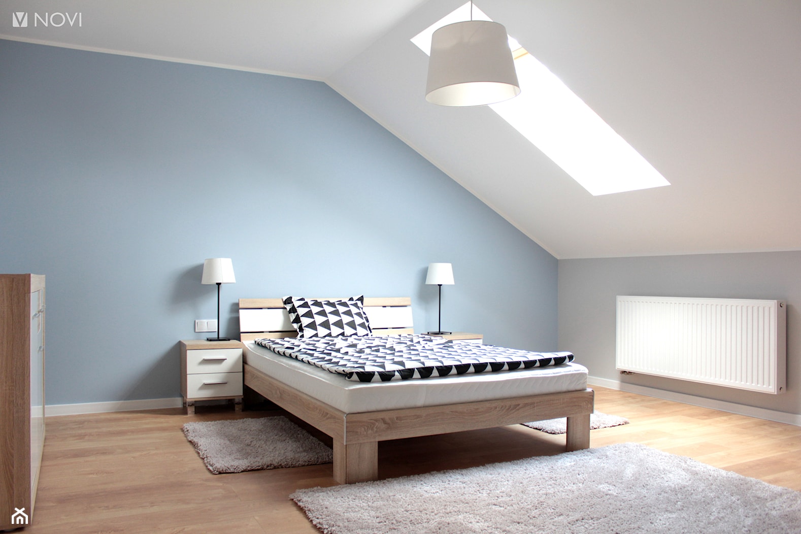 Adaptacja poddasza w Wąchocku - Średnia biała niebieska sypialnia na poddaszu, styl skandynawski - zdjęcie od NOVI projektowanie - Homebook