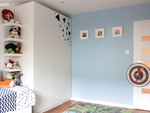 Dom jednorodzinny - Bławatkowa - Średni biały niebieski pokój dziecka dla dziecka dla chłopca, styl skandynawski - zdjęcie od NOVI projektowanie