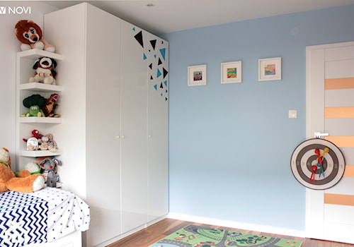 Dom jednorodzinny - Bławatkowa - Średni biały niebieski pokój dziecka dla dziecka dla chłopca, styl skandynawski - zdjęcie od NOVI projektowanie