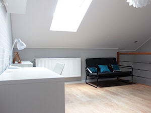 Adaptacja poddasza w Wąchocku - Średnie z sofą białe szare biuro, styl skandynawski - zdjęcie od NOVI projektowanie
