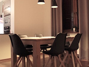 Klimatyczny salon z cegłą - Mała biała jadalnia w salonie, styl nowoczesny - zdjęcie od NOVI projektowanie