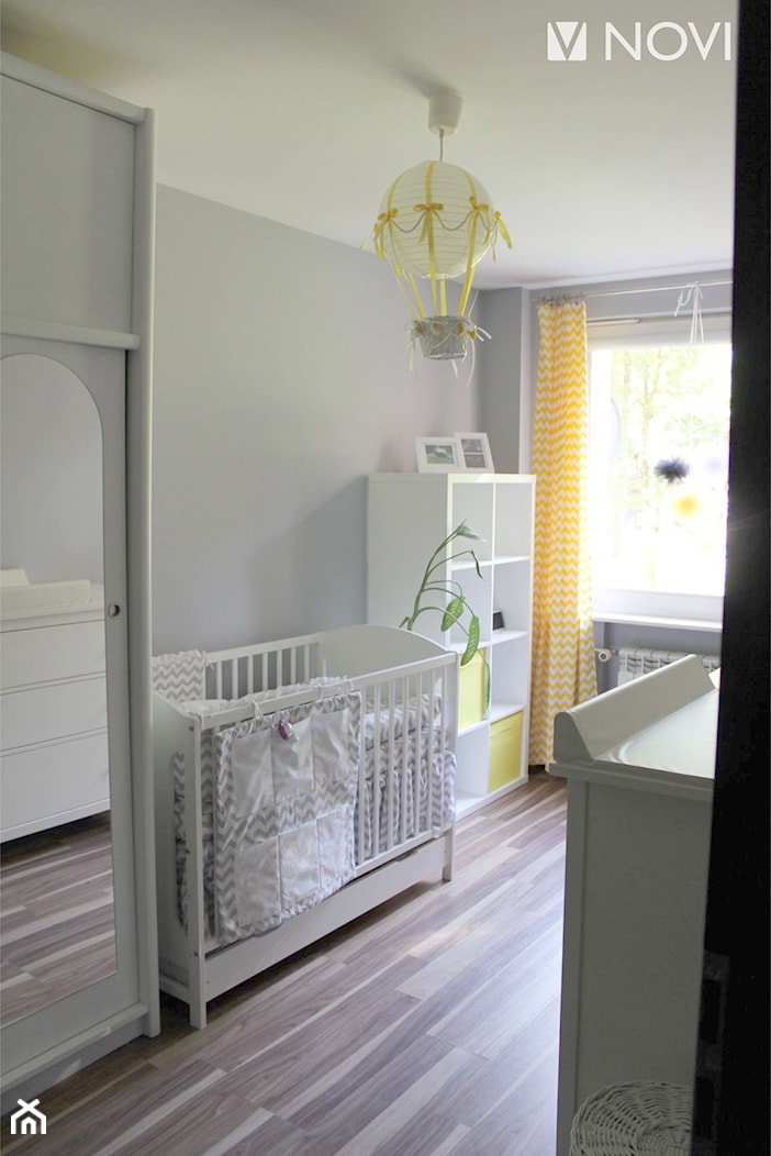 Pokój dziecięcy w kolorystyce biało szarej z dodatkiem żółtego - zdjęcie od NOVI projektowanie - Homebook