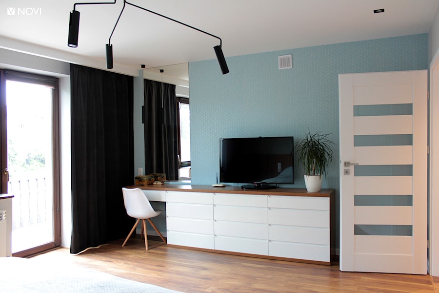 Dom jednorodzinny - Bławatkowa - Średnia niebieska szara z biurkiem sypialnia, styl skandynawski - zdjęcie od NOVI projektowanie