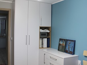 Mieszkanie w bloku 70m2 - Średnia niebieska szara sypialnia, styl nowoczesny - zdjęcie od NOVI projektowanie