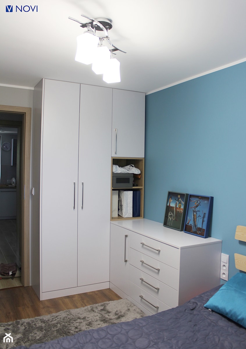 Mieszkanie w bloku 70m2 - Średnia niebieska szara sypialnia, styl nowoczesny - zdjęcie od NOVI projektowanie