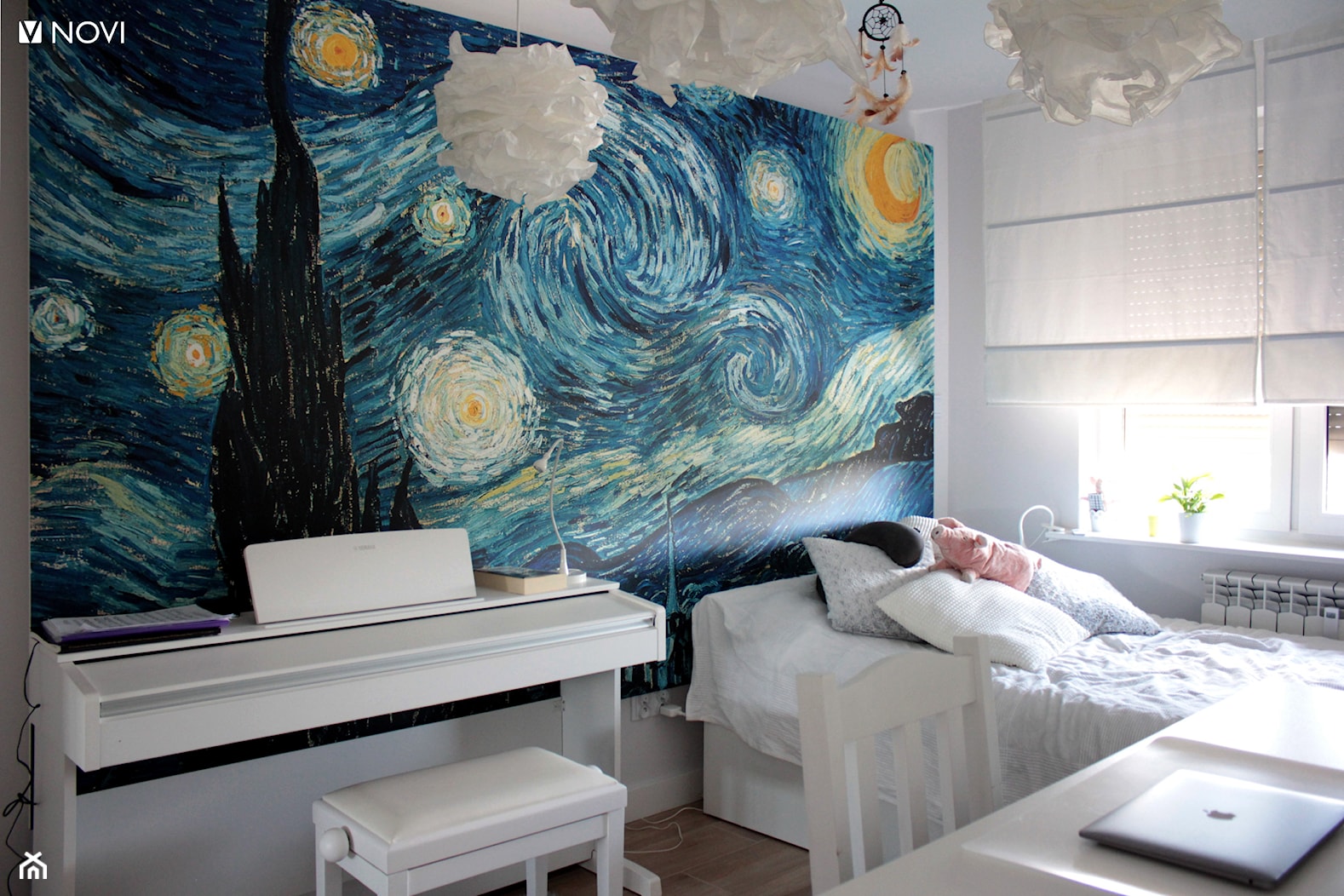 Pokój nastolatki z fototapetą Gwieździsta noc Vincenta van Gogh - zdjęcie od NOVI projektowanie - Homebook