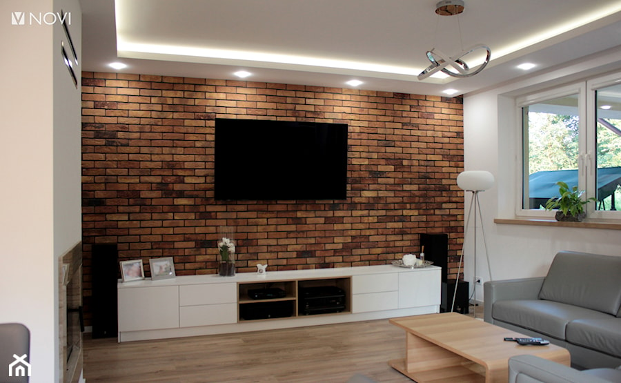 Salon z ceglaną ścianą - zdjęcie od NOVI projektowanie