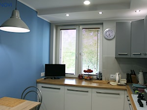 Mieszkanie w bloku 70m2 - Mała zamknięta biała niebieska z zabudowaną lodówką z lodówką wolnostojącą z nablatowym zlewozmywakiem kuchnia w kształcie litery l z oknem, styl nowoczesny - zdjęcie od NOVI projektowanie
