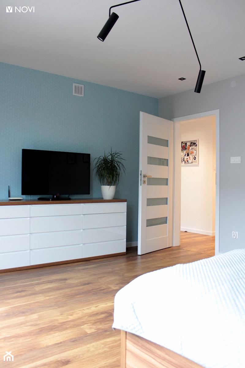 Dom jednorodzinny - Bławatkowa - Średnia niebieska szara sypialnia, styl skandynawski - zdjęcie od NOVI projektowanie