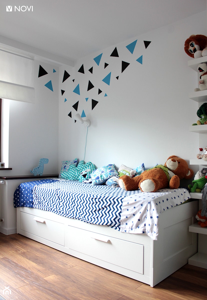 Dom jednorodzinny - Bławatkowa - Mały biały pokój dziecka dla dziecka dla nastolatka dla chłopca dla dziewczynki, styl skandynawski - zdjęcie od NOVI projektowanie