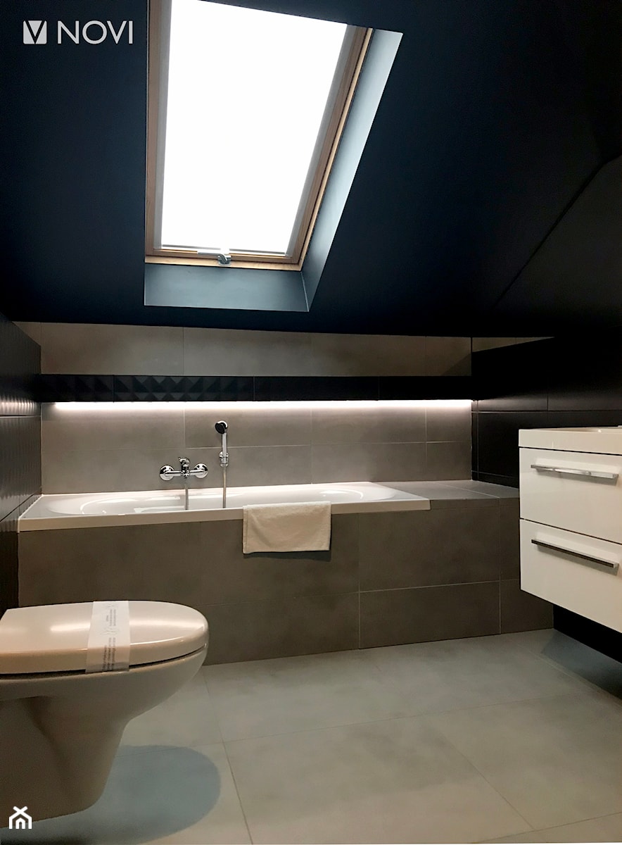 Łazienka z czarnym sufitem - zdjęcie od NOVI projektowanie
