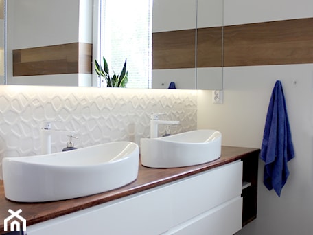 Aranżacje wnętrz - Łazienka: Biała łazienka z drewnem - NOVI projektowanie. Przeglądaj, dodawaj i zapisuj najlepsze zdjęcia, pomysły i inspiracje designerskie. W bazie mamy już prawie milion fotografii!
