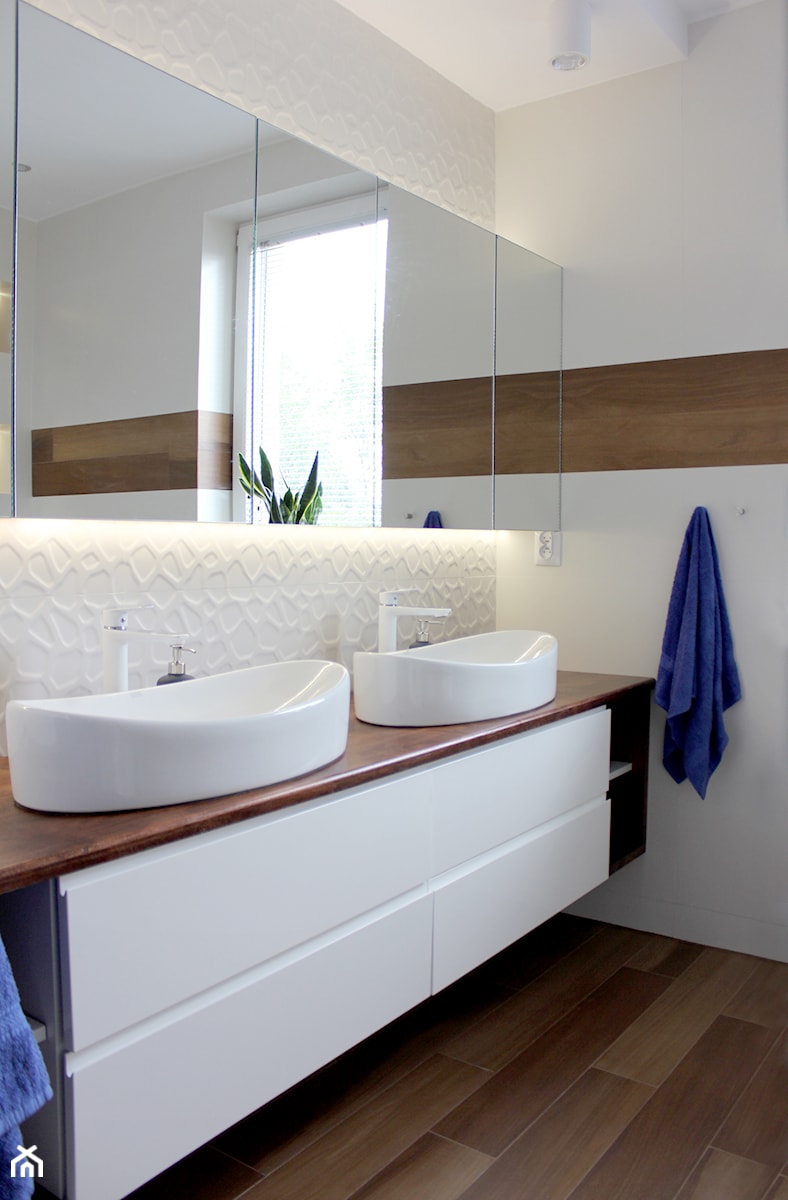 Biała łazienka z drewnem - zdjęcie od NOVI projektowanie