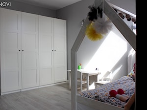 Dom jednorodzinny - Średni szary pokój dziecka dla dziecka dla chłopca dla dziewczynki, styl skandynawski - zdjęcie od NOVI projektowanie